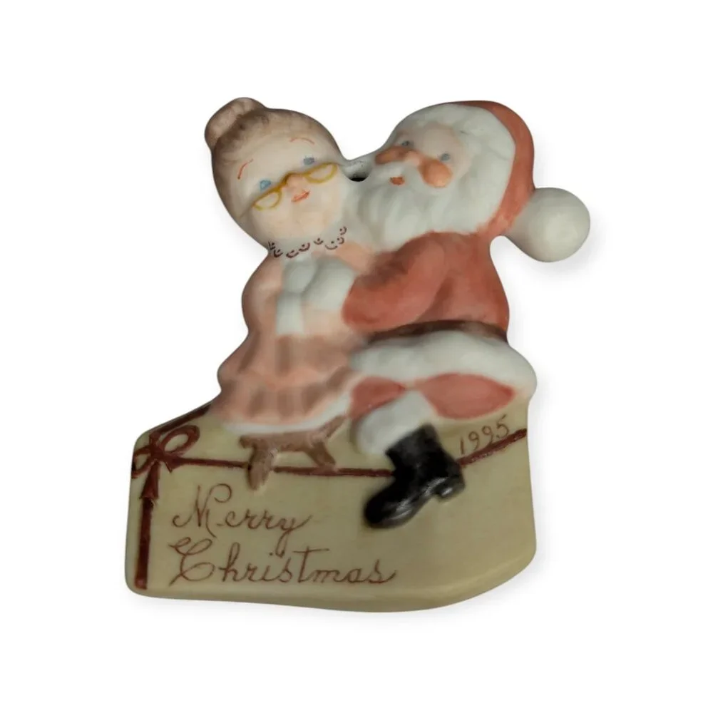 Vintage 1995 Merry Chrsitmas Ceramic Mr & Mrs Claus Christmas Ornament Signed